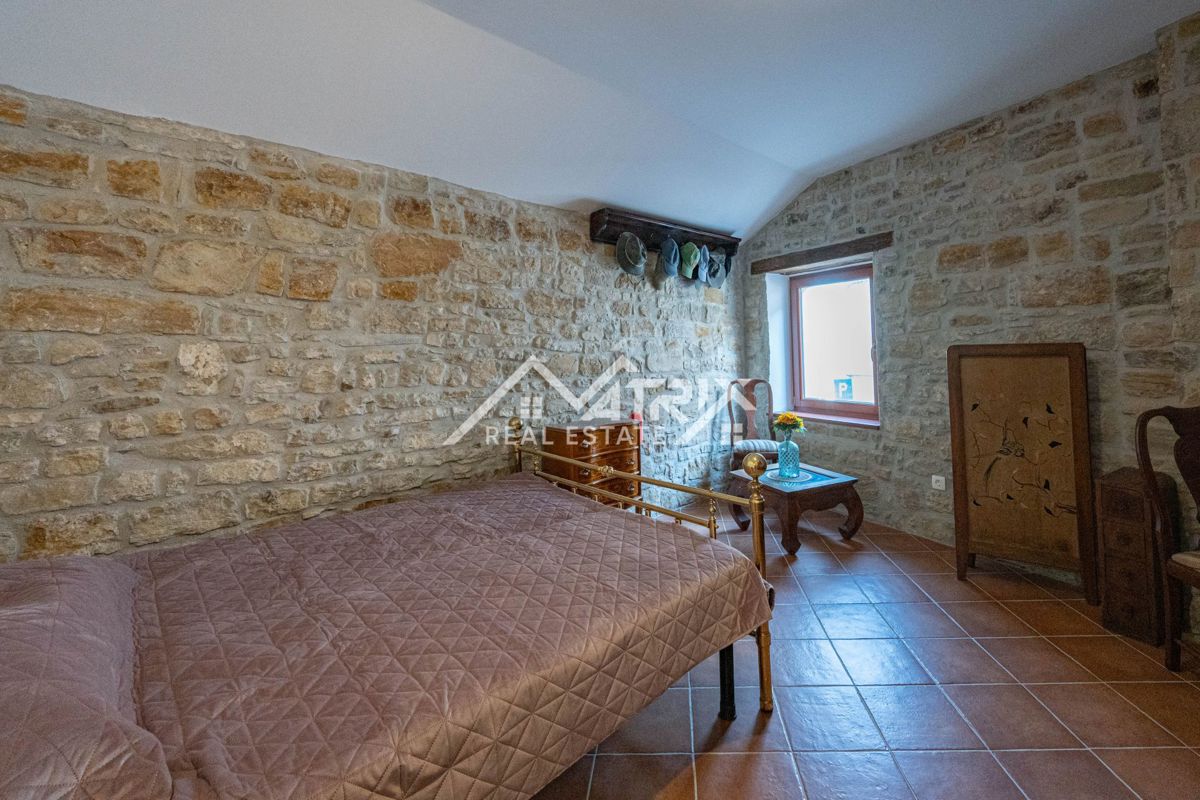 Buje, prenovljena kamnita hiša z vrtom in parkiriščem