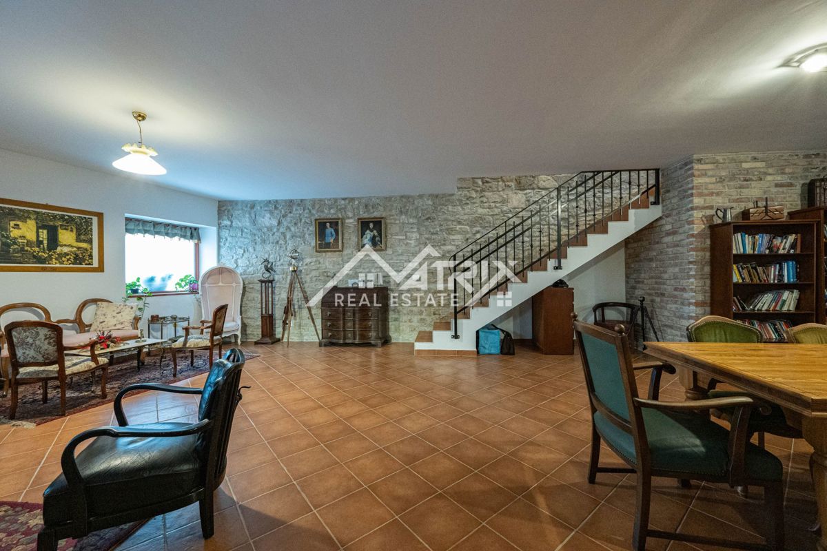 Buje, prenovljena kamnita hiša z vrtom in parkiriščem