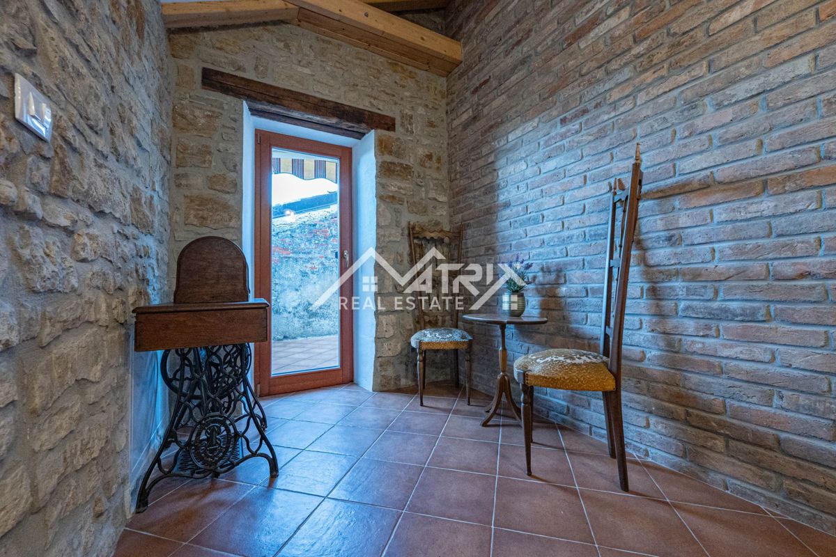 Buje, prenovljena kamnita hiša z vrtom in parkiriščem