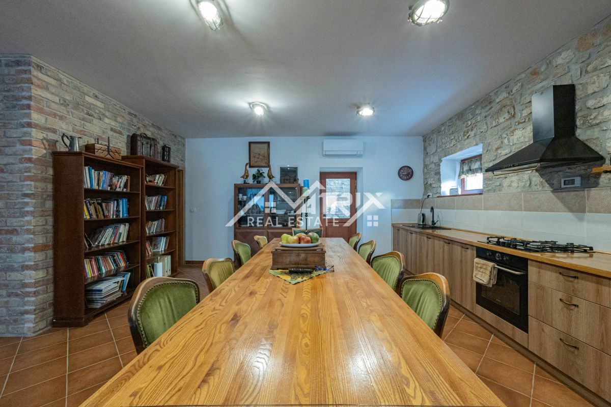 Buje, prenovljena kamnita hiša z vrtom in parkiriščem