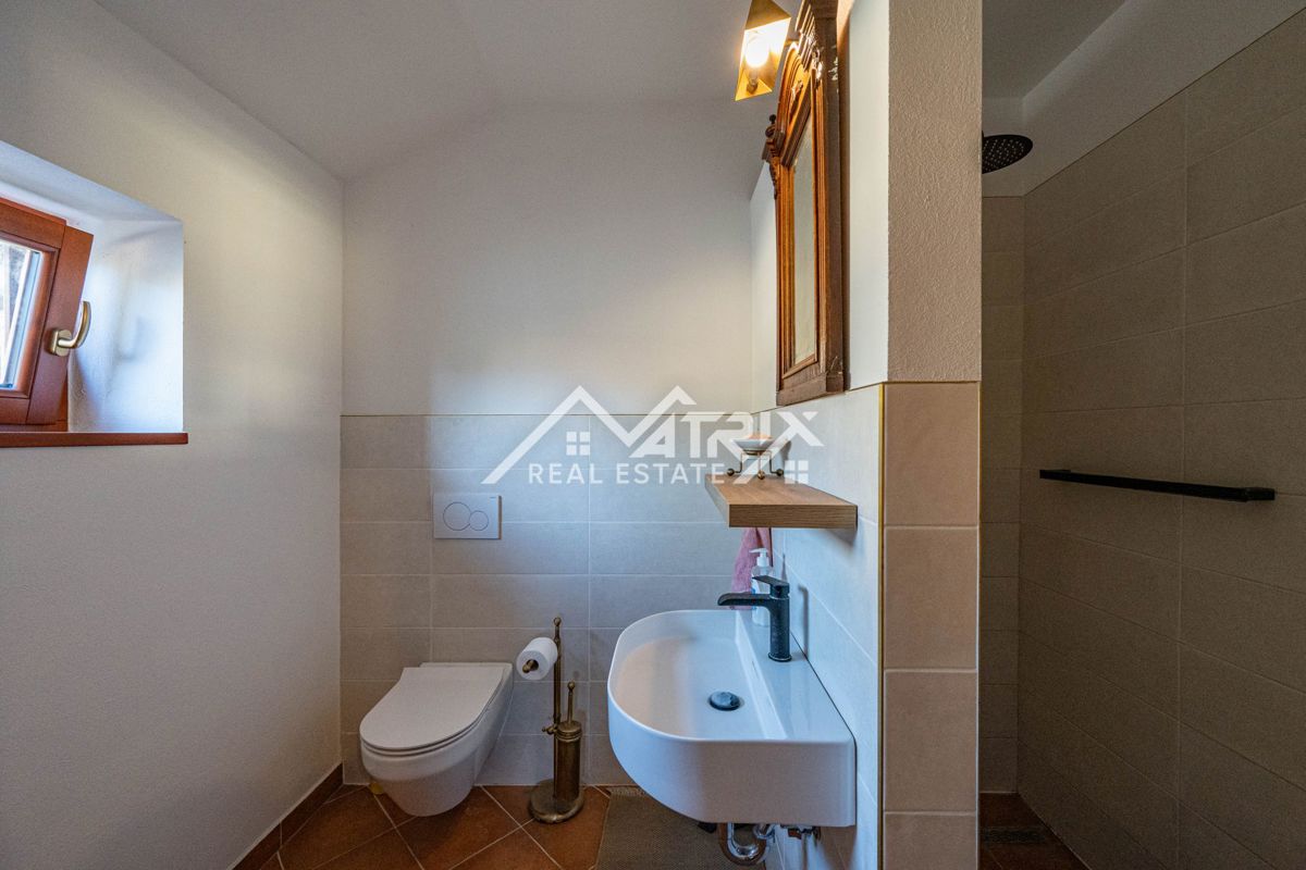 Buje, prenovljena kamnita hiša z vrtom in parkiriščem