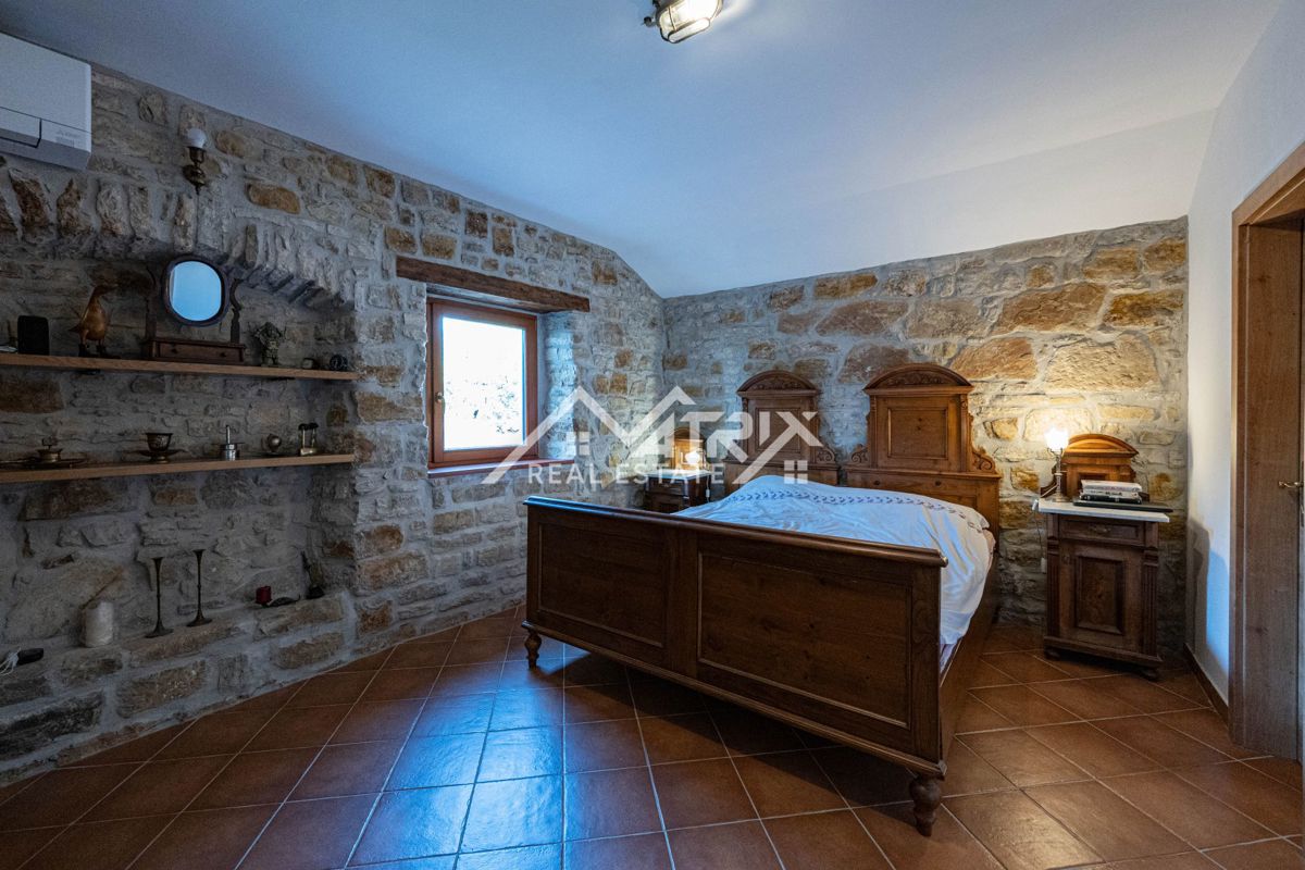 Buje, prenovljena kamnita hiša z vrtom in parkiriščem