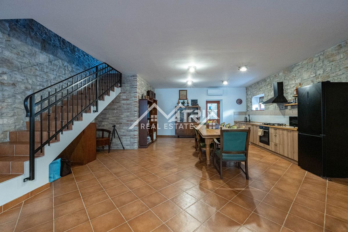 Buje, prenovljena kamnita hiša z vrtom in parkiriščem