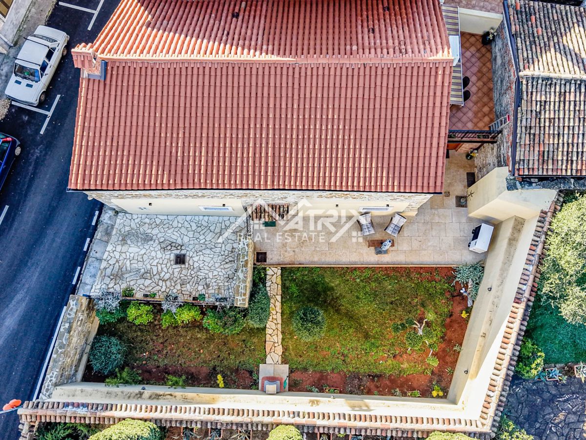 Buje, prenovljena kamnita hiša z vrtom in parkiriščem