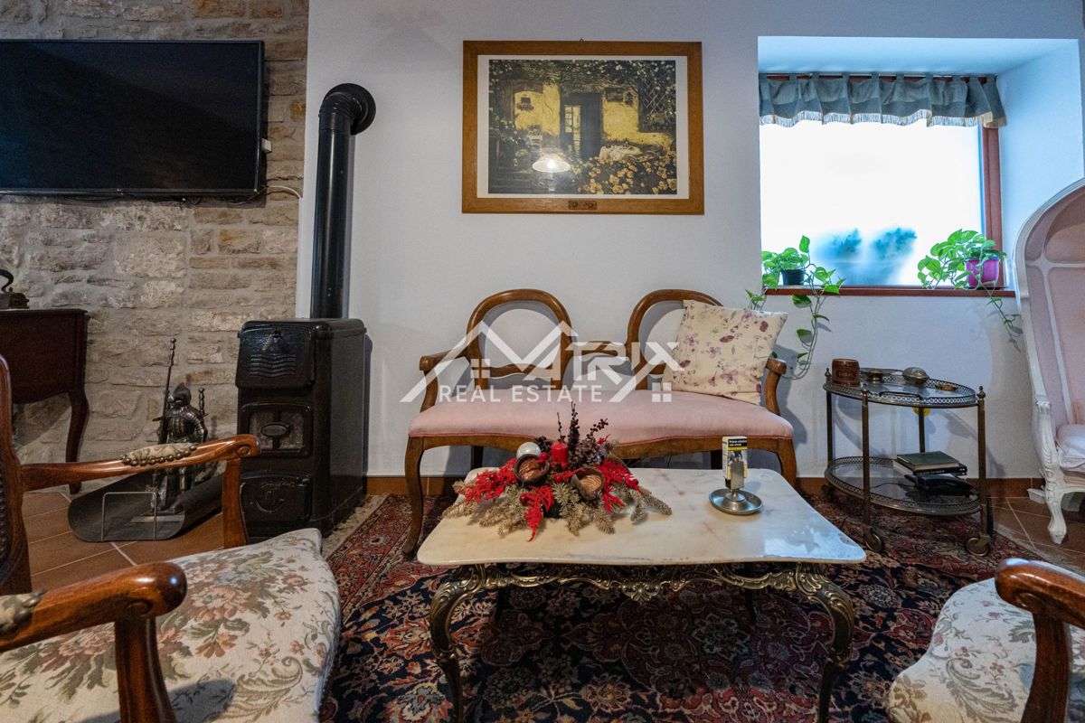 Buje, prenovljena kamnita hiša z vrtom in parkiriščem