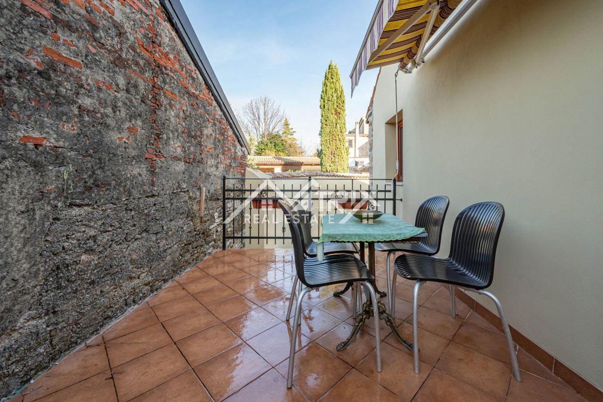 Buje, prenovljena kamnita hiša z vrtom in parkiriščem