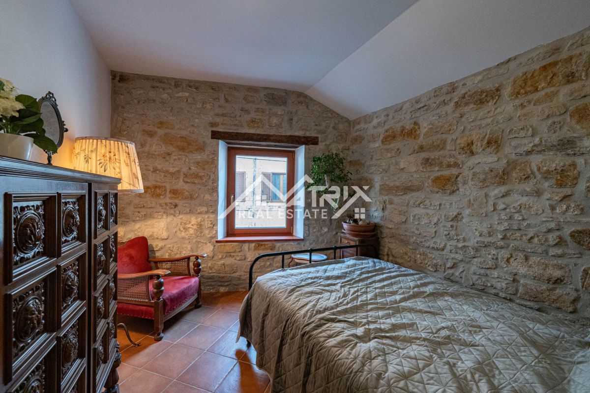 Buje, prenovljena kamnita hiša z vrtom in parkiriščem