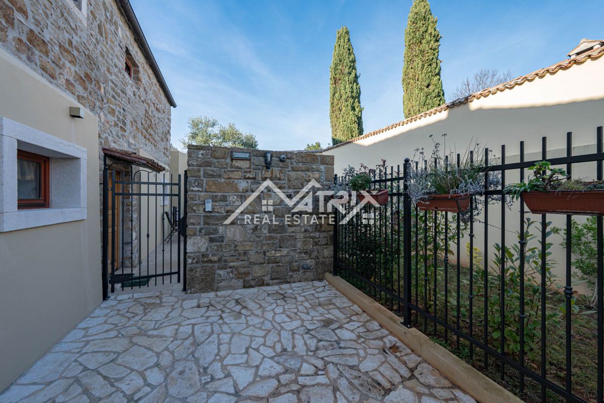 Buje, prenovljena kamnita hiša z vrtom in parkiriščem