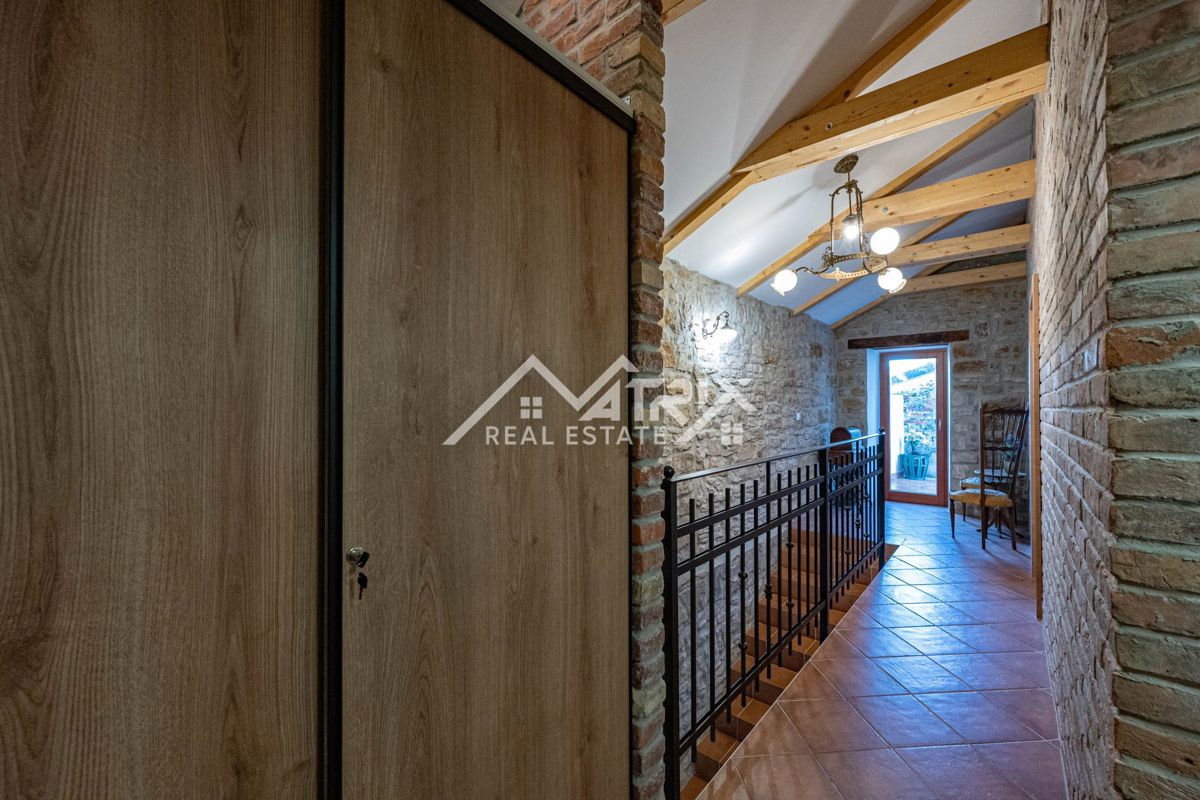 Buje, prenovljena kamnita hiša z vrtom in parkiriščem