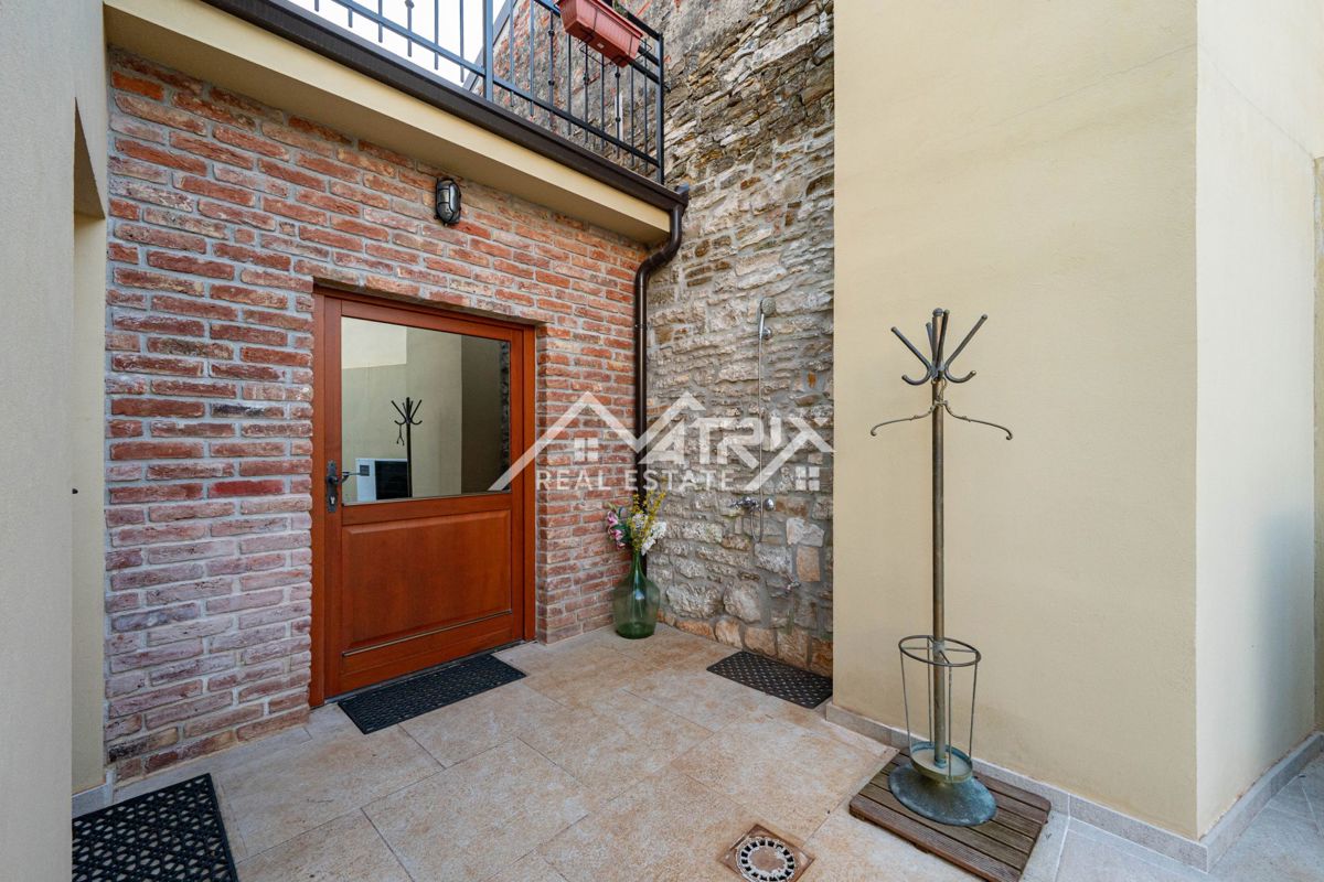 Buje, prenovljena kamnita hiša z vrtom in parkiriščem