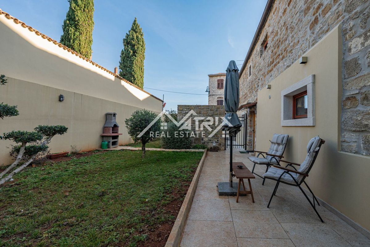 Buje, prenovljena kamnita hiša z vrtom in parkiriščem