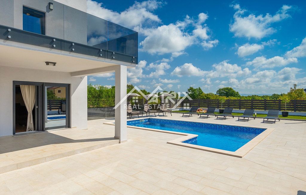 Območje Vodnjana - Vila z ogrevanim bazenom in 4 spalnicami