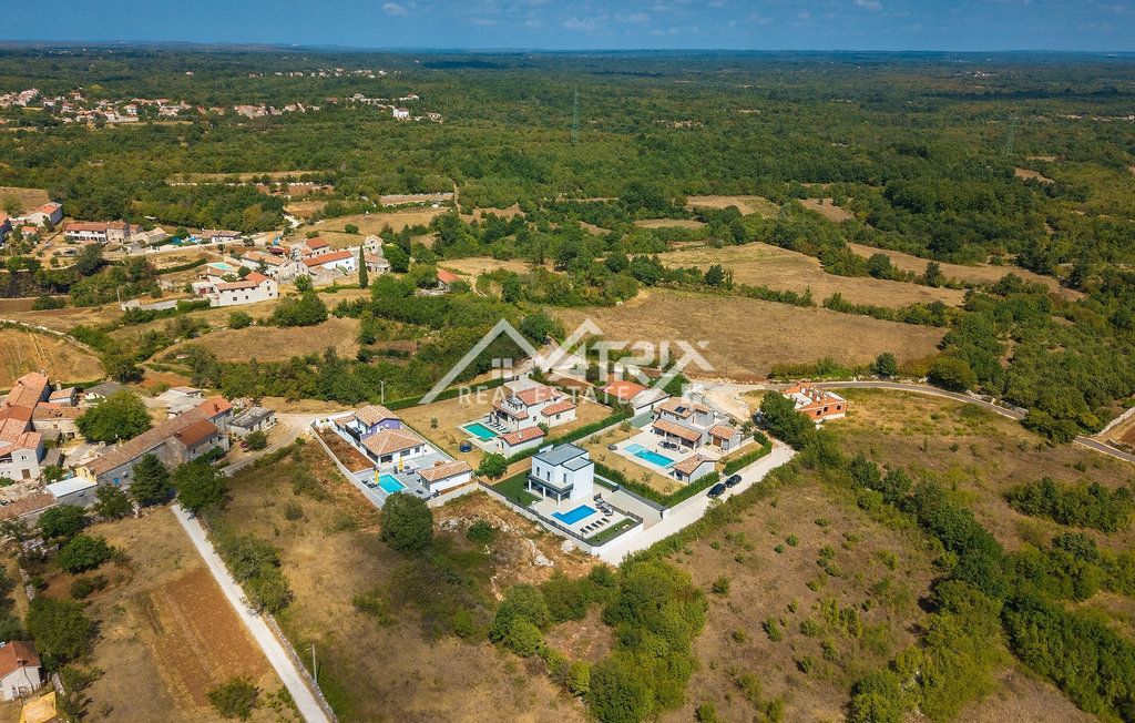 Območje Vodnjana - Vila z ogrevanim bazenom in 4 spalnicami