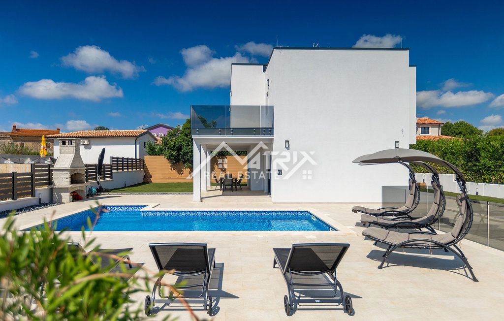 Območje Vodnjana - Vila z ogrevanim bazenom in 4 spalnicami