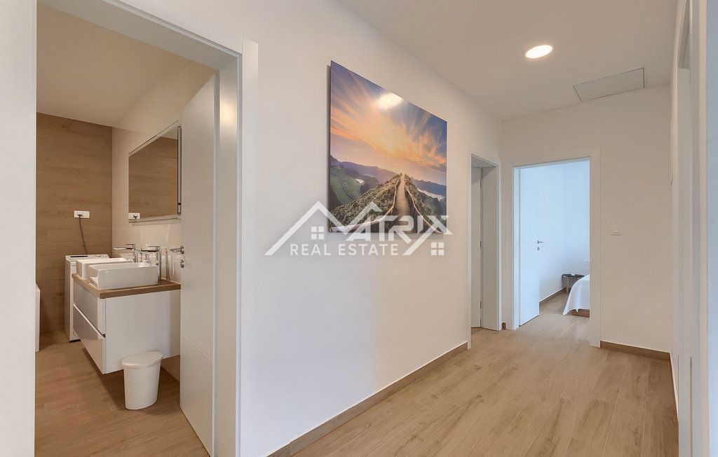 Območje Vodnjana - Vila z ogrevanim bazenom in 4 spalnicami