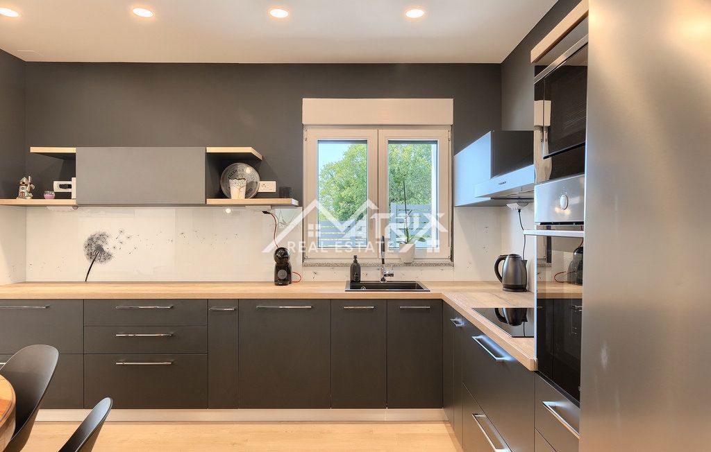 Območje Vodnjana - Vila z ogrevanim bazenom in 4 spalnicami