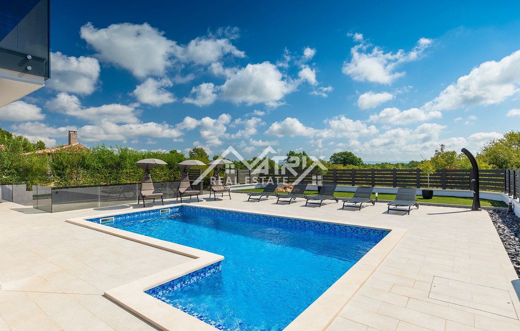 Območje Vodnjana - Vila z ogrevanim bazenom in 4 spalnicami