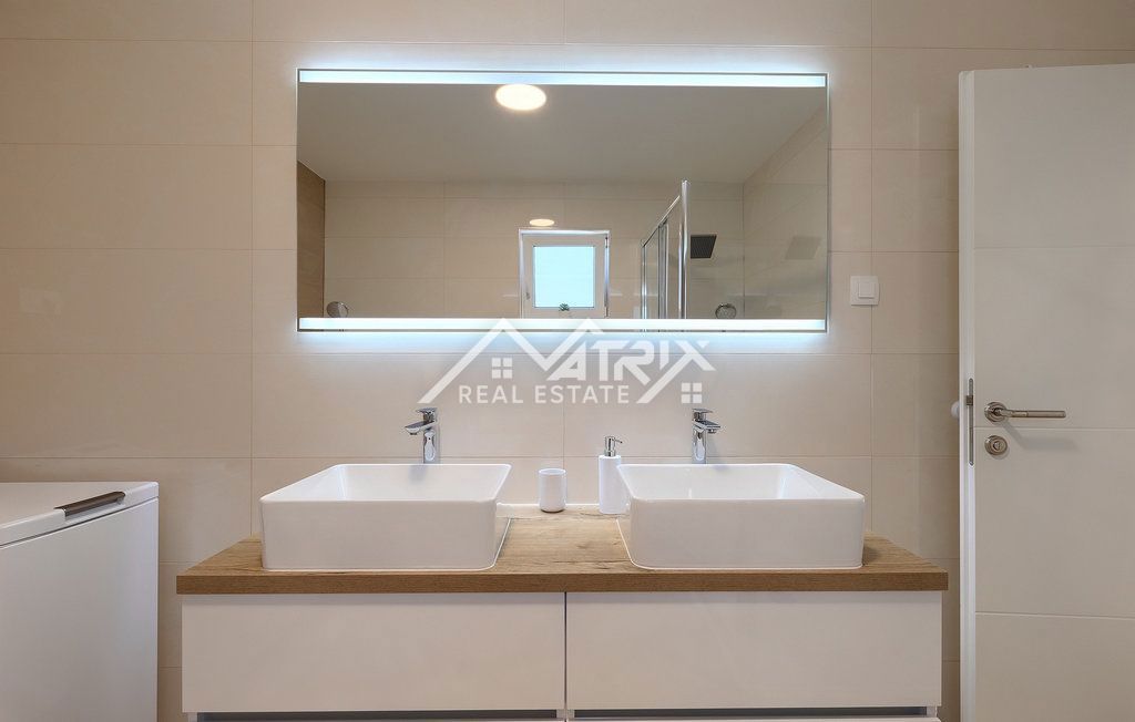 Območje Vodnjana - Vila z ogrevanim bazenom in 4 spalnicami