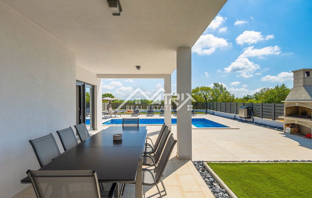 Območje Vodnjana - Vila z ogrevanim bazenom in 4 spalnicami