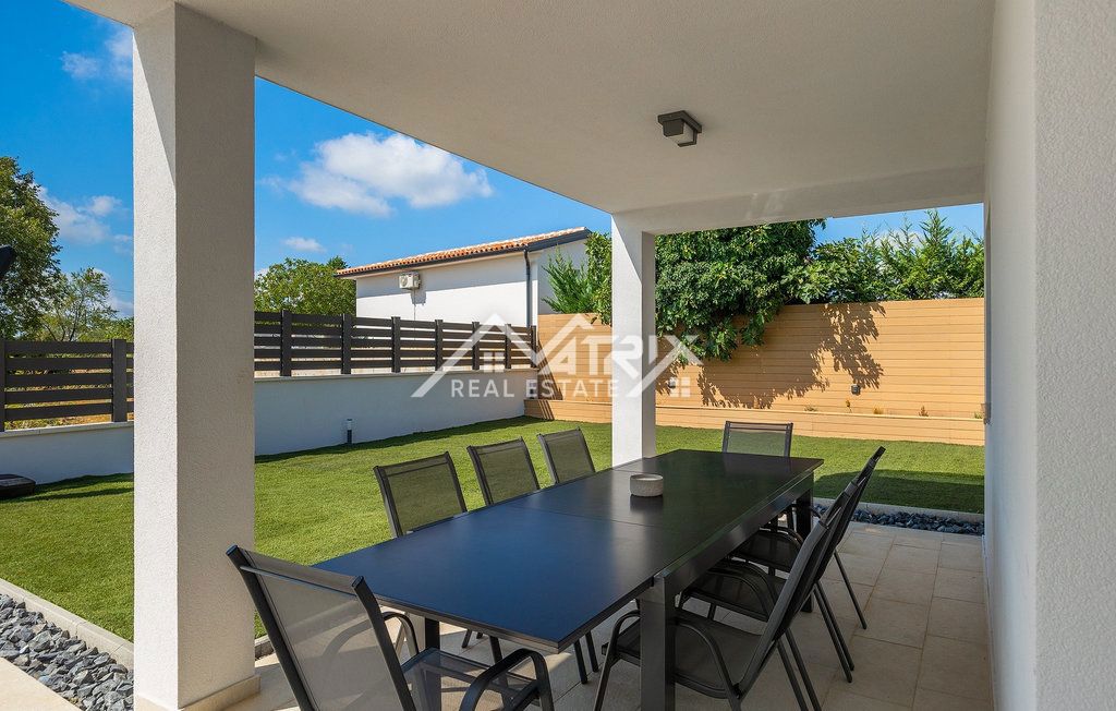 Območje Vodnjana - Vila z ogrevanim bazenom in 4 spalnicami