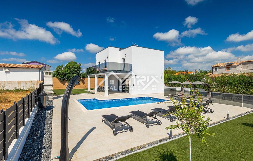 Območje Vodnjana - Vila z ogrevanim bazenom in 4 spalnicami