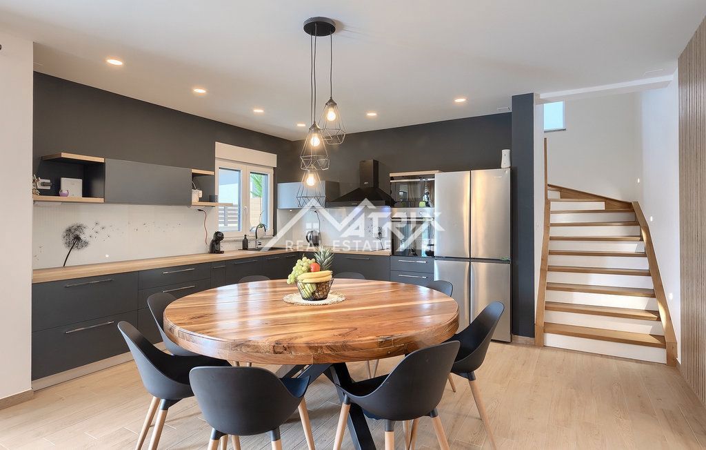 Območje Vodnjana - Vila z ogrevanim bazenom in 4 spalnicami