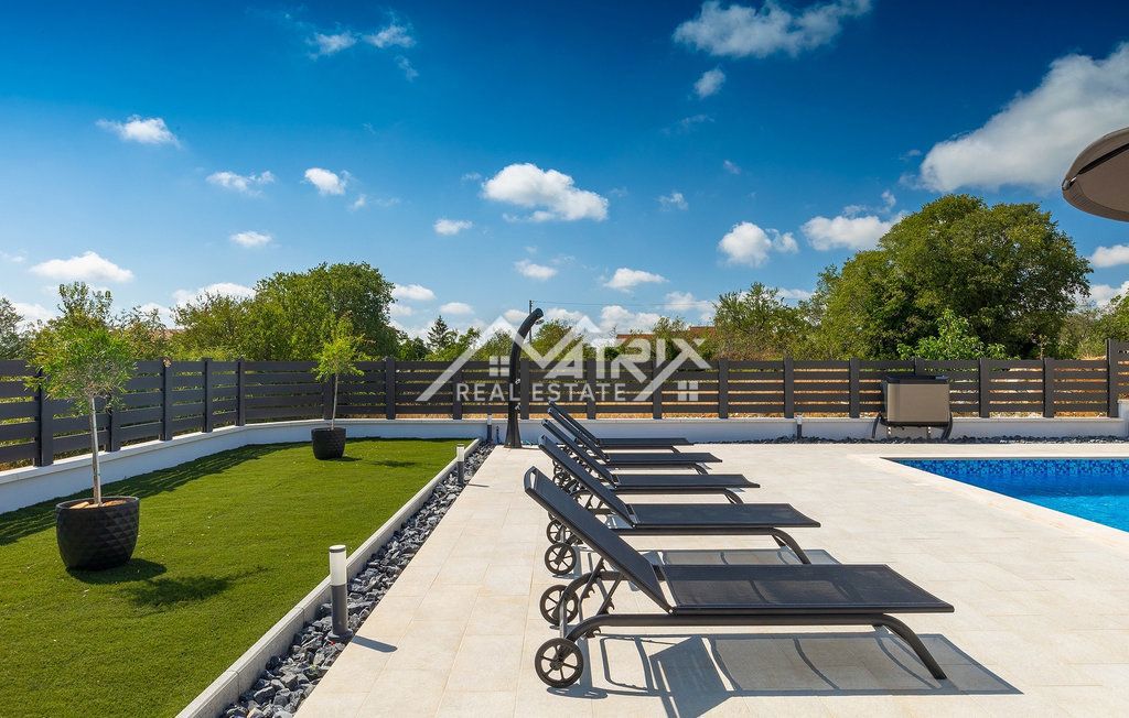 Območje Vodnjana - Vila z ogrevanim bazenom in 4 spalnicami