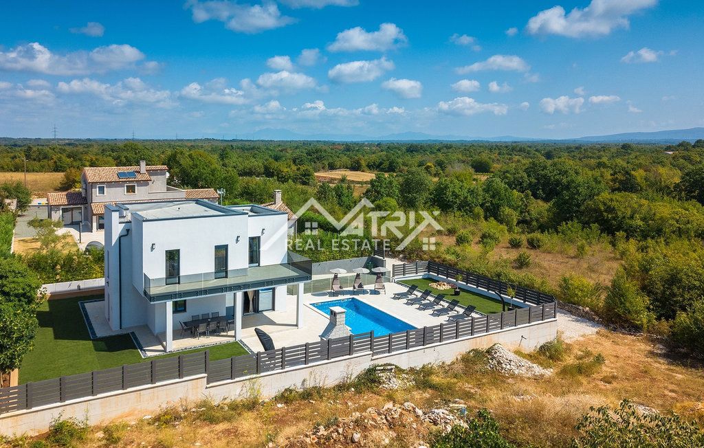 Območje Vodnjana - Vila z ogrevanim bazenom in 4 spalnicami