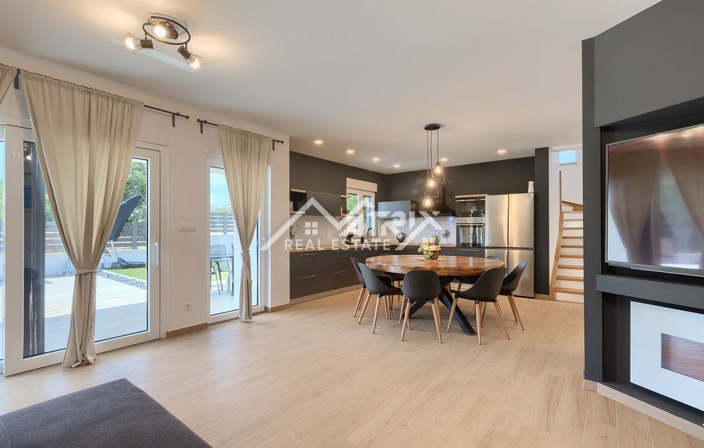 Območje Vodnjana - Vila z ogrevanim bazenom in 4 spalnicami