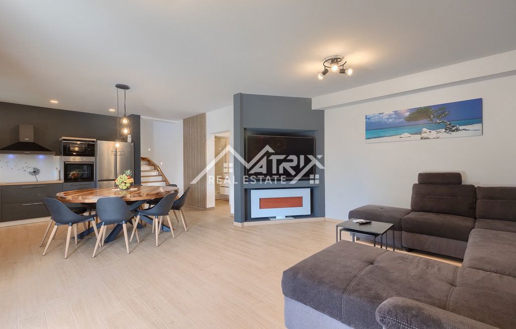 Območje Vodnjana - Vila z ogrevanim bazenom in 4 spalnicami