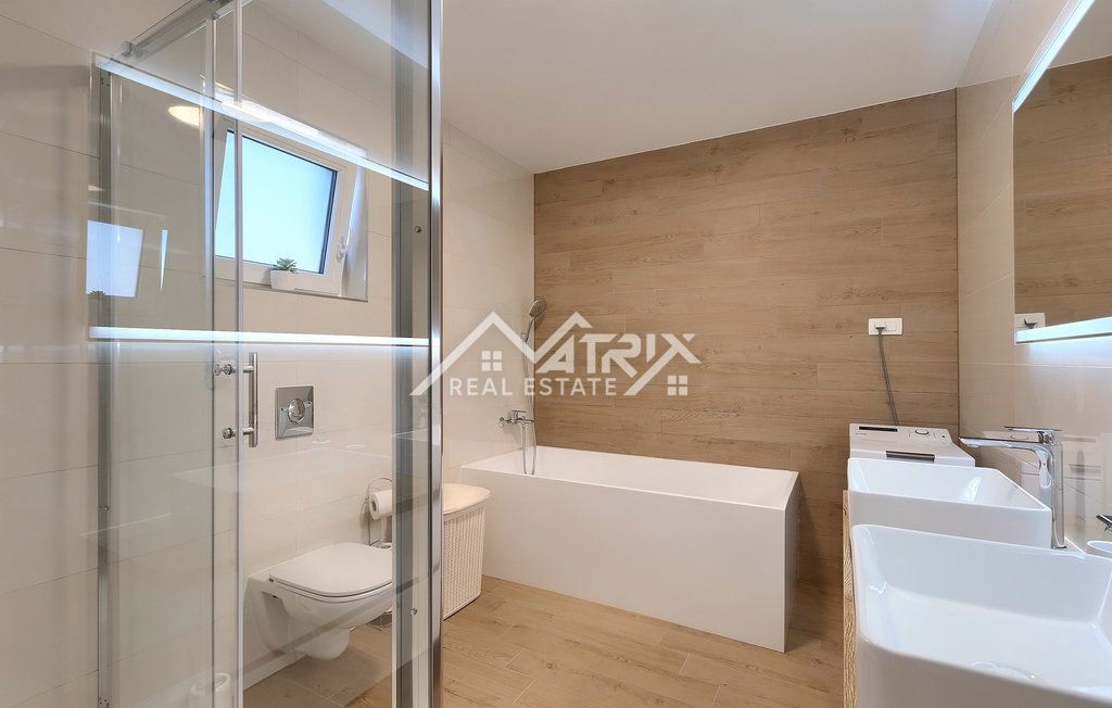 Območje Vodnjana - Vila z ogrevanim bazenom in 4 spalnicami