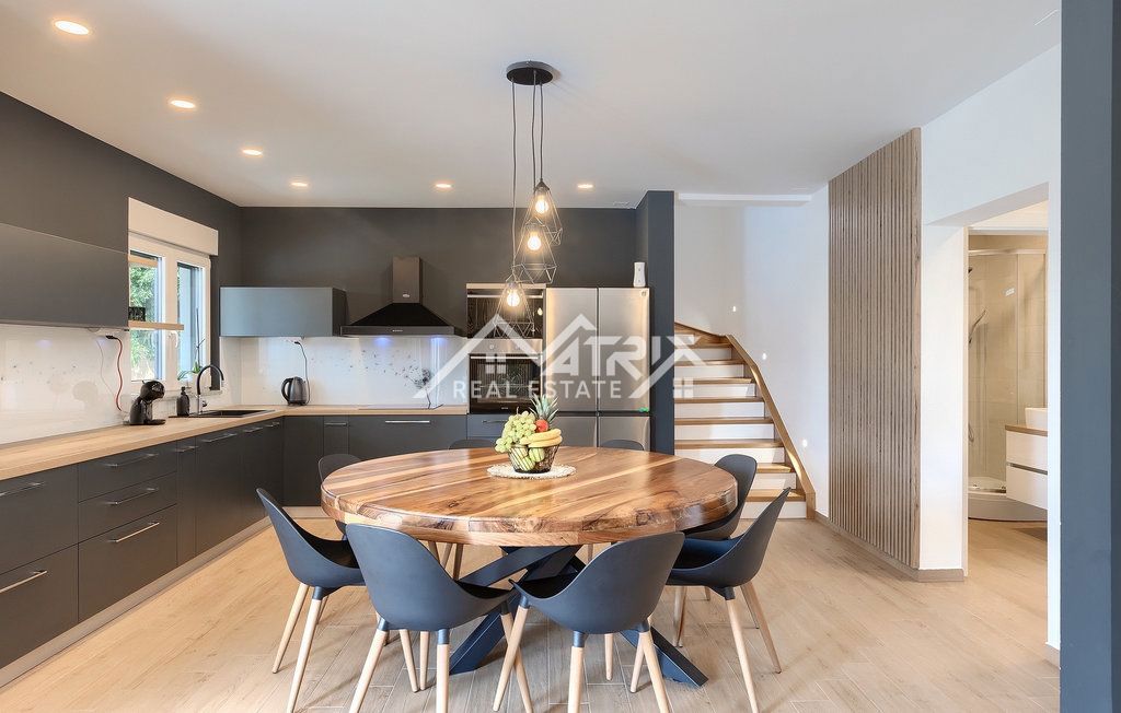 Območje Vodnjana - Vila z ogrevanim bazenom in 4 spalnicami