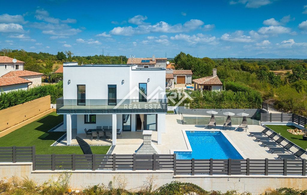 Območje Vodnjana - Vila z ogrevanim bazenom in 4 spalnicami