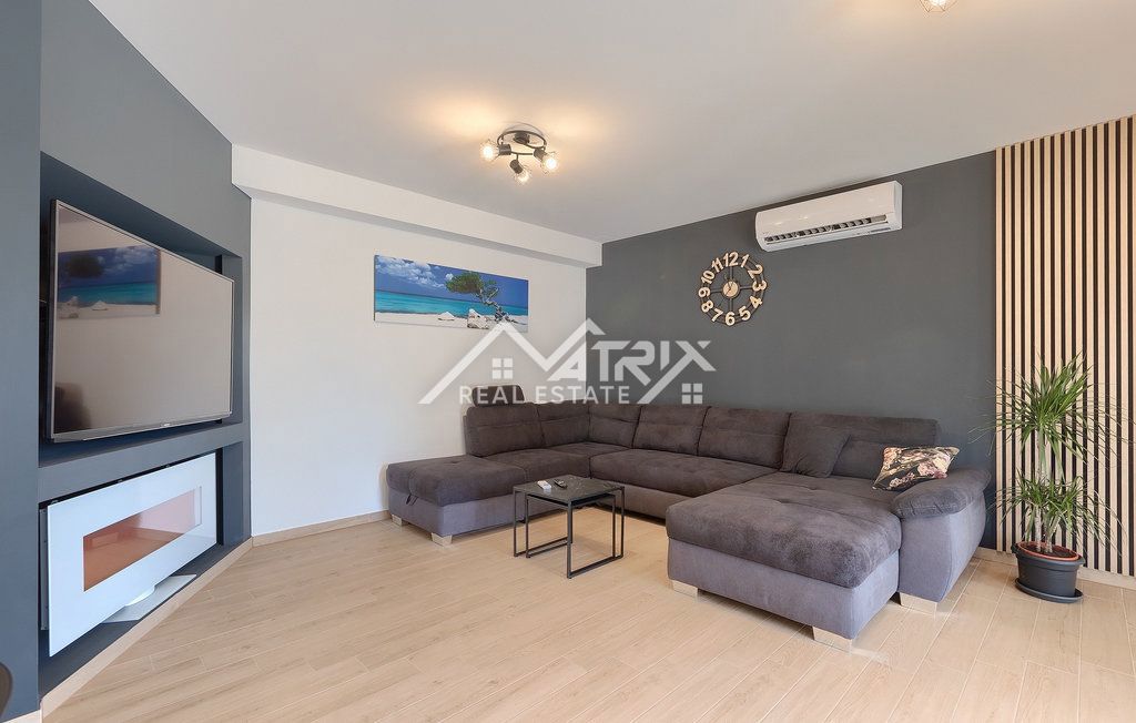 Območje Vodnjana - Vila z ogrevanim bazenom in 4 spalnicami