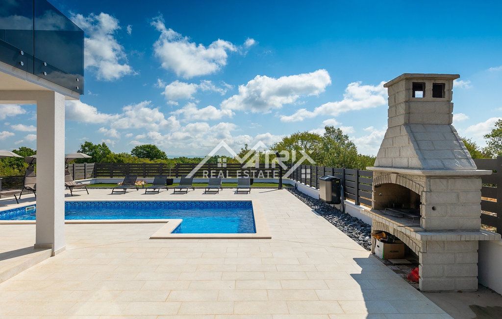 Območje Vodnjana - Vila z ogrevanim bazenom in 4 spalnicami