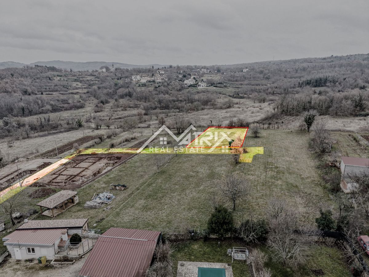 Motovun okolica, zazidljivo zemljišče 800 m² s pogledom