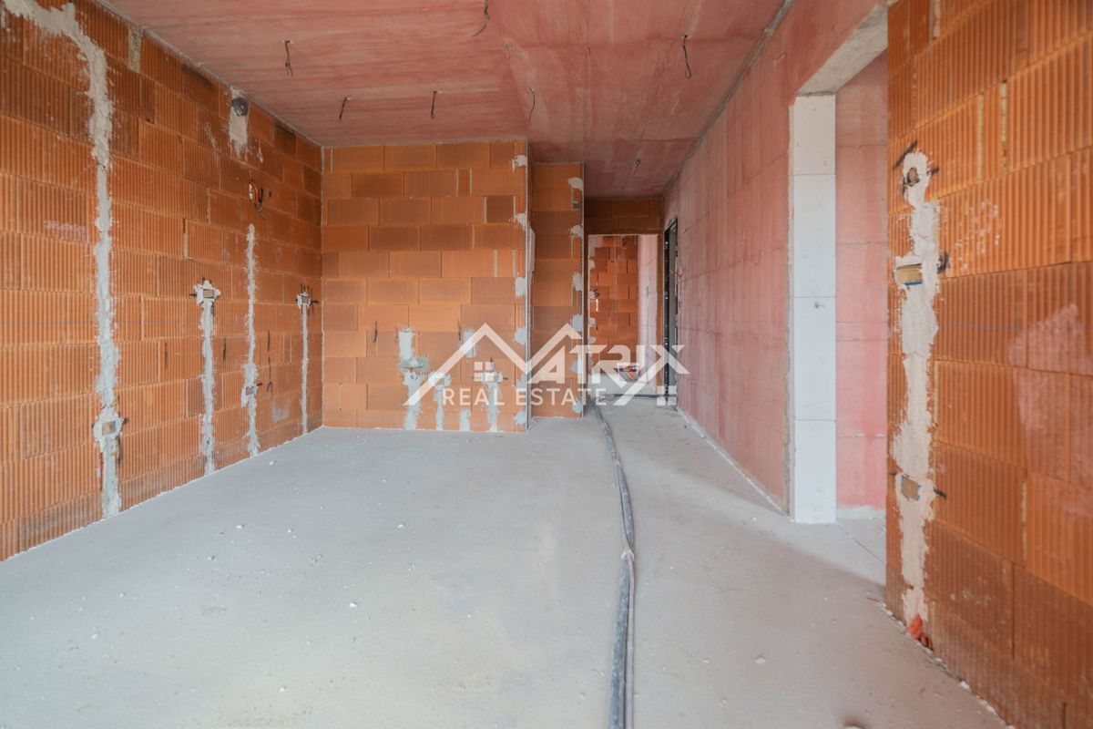 Pulj, novogradnja z 2 spalnicama in teraso