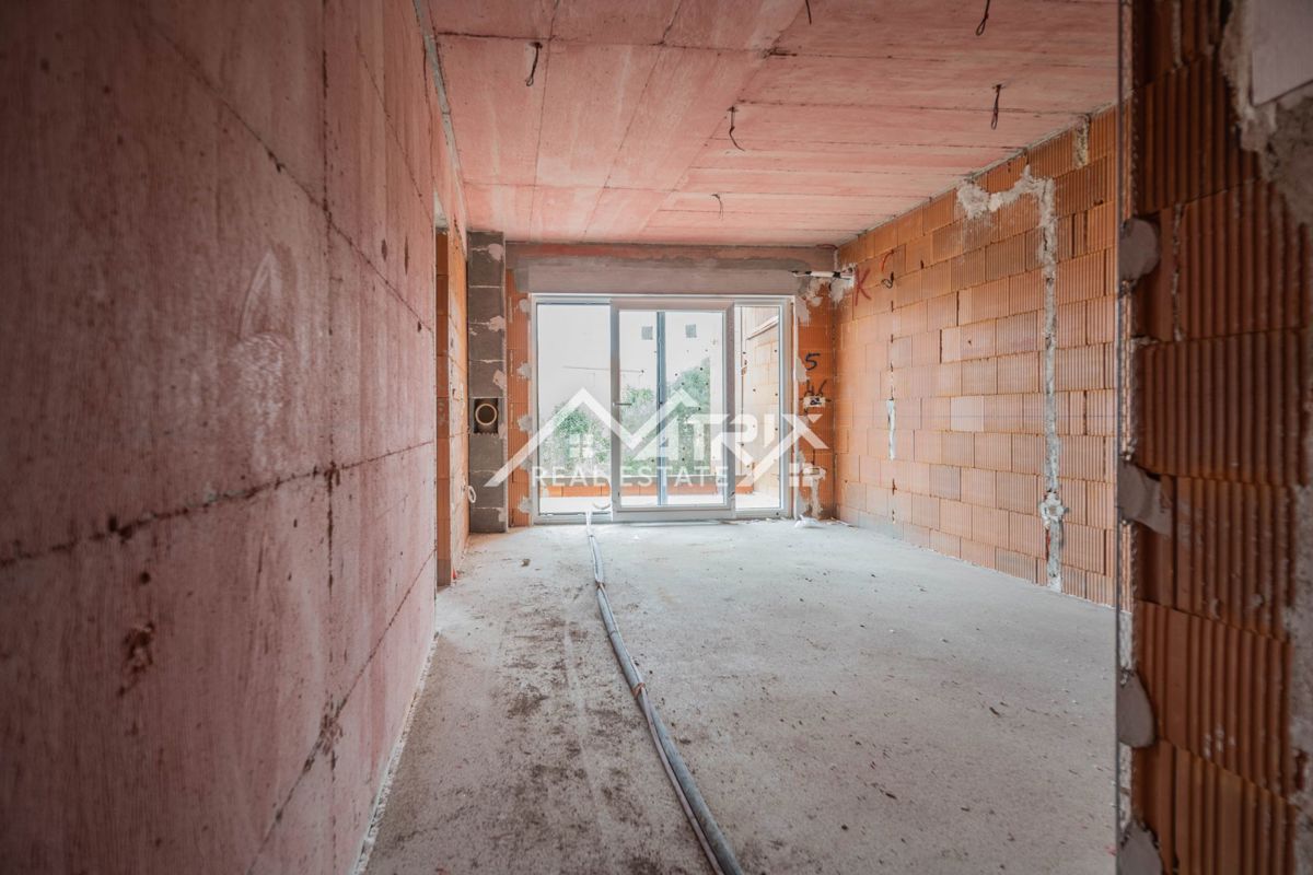 Pulj, novogradnja z 2 spalnicama in teraso