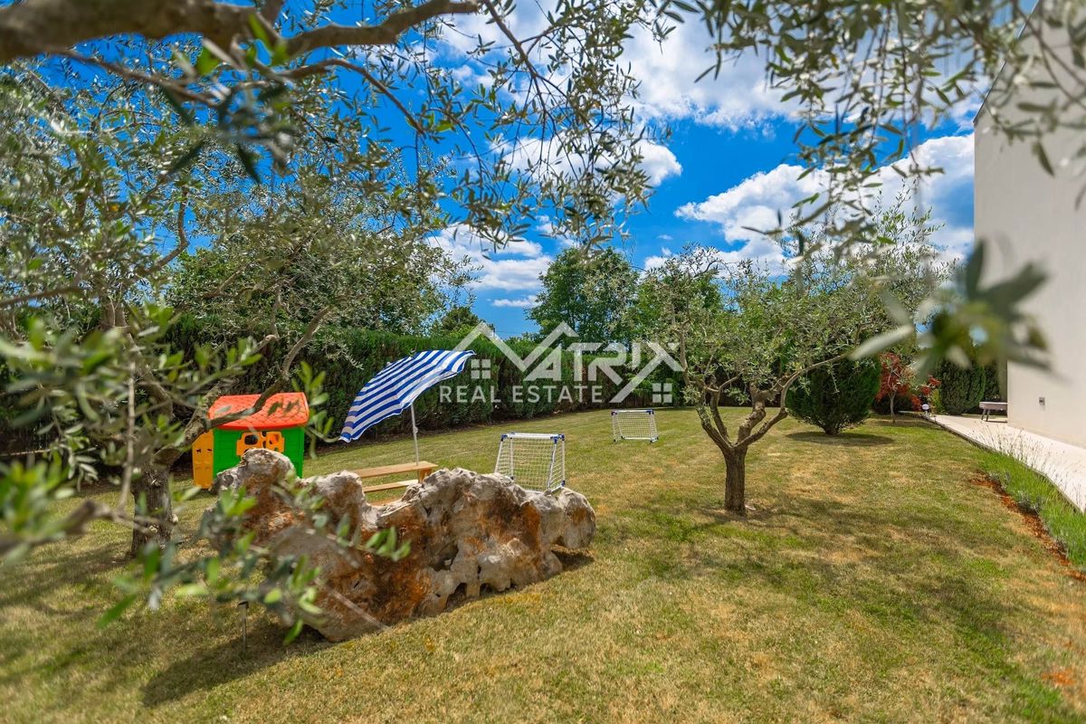 Žminj, luksuzna pametna vila z wellnessom in 2 bazenoma