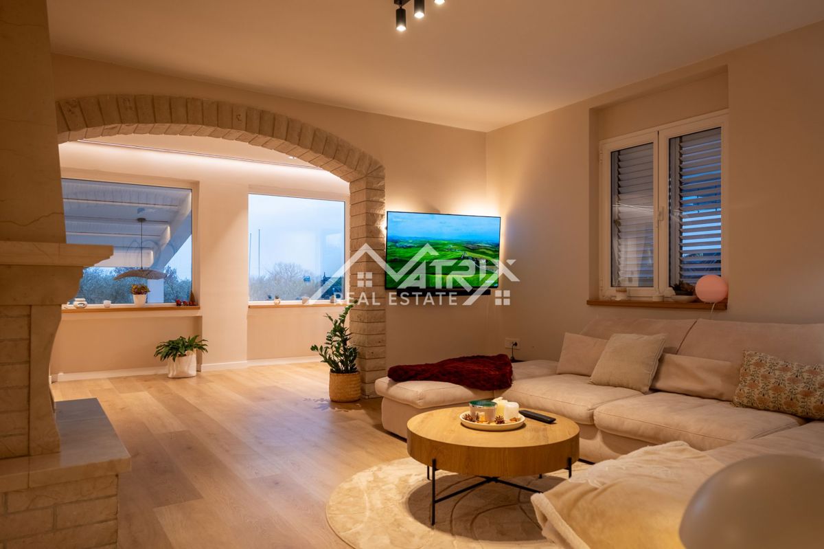 Poreč okolica, hiša s prenovljenim pritličjem in veliko parcelo