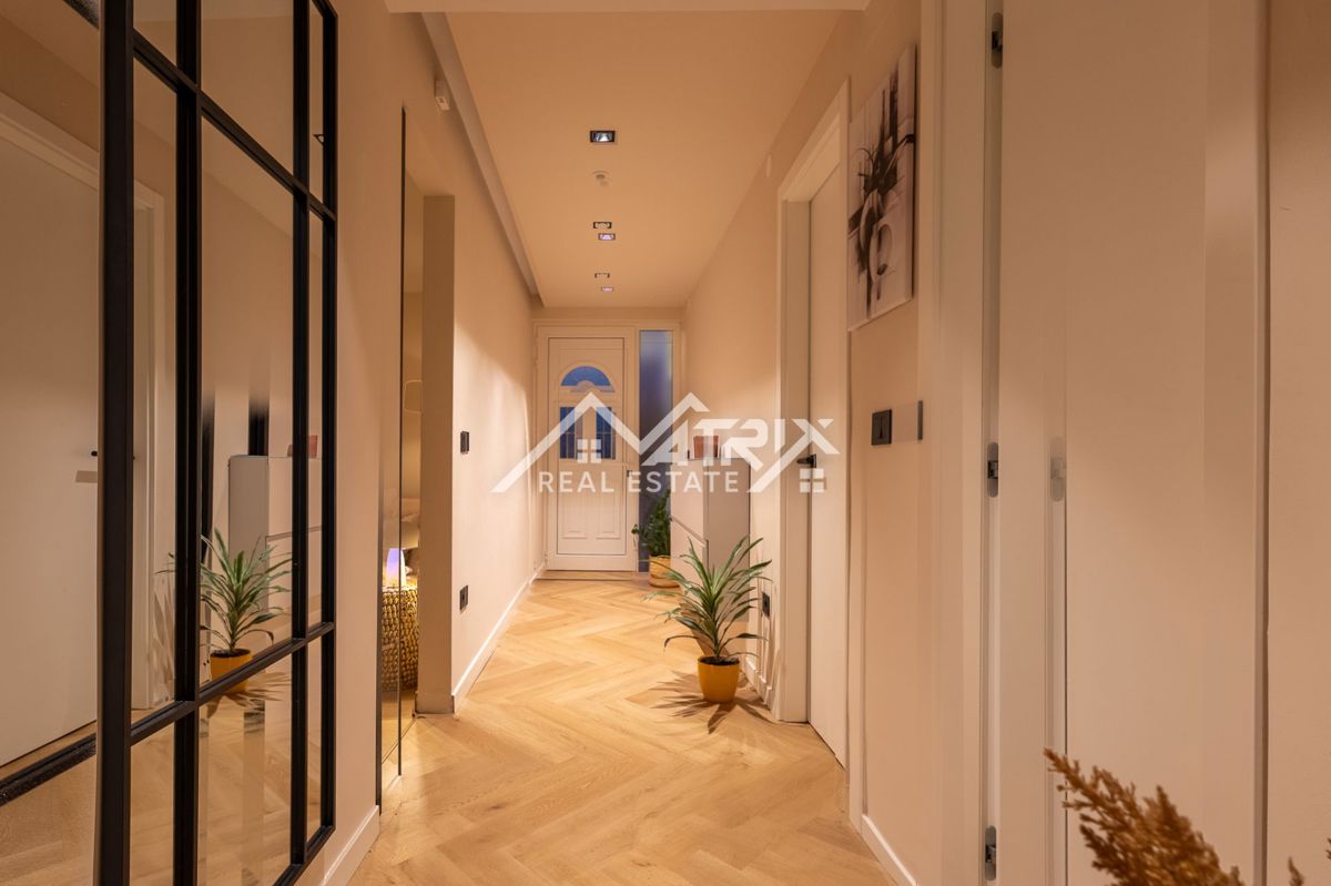 Poreč okolica, hiša s prenovljenim pritličjem in veliko parcelo