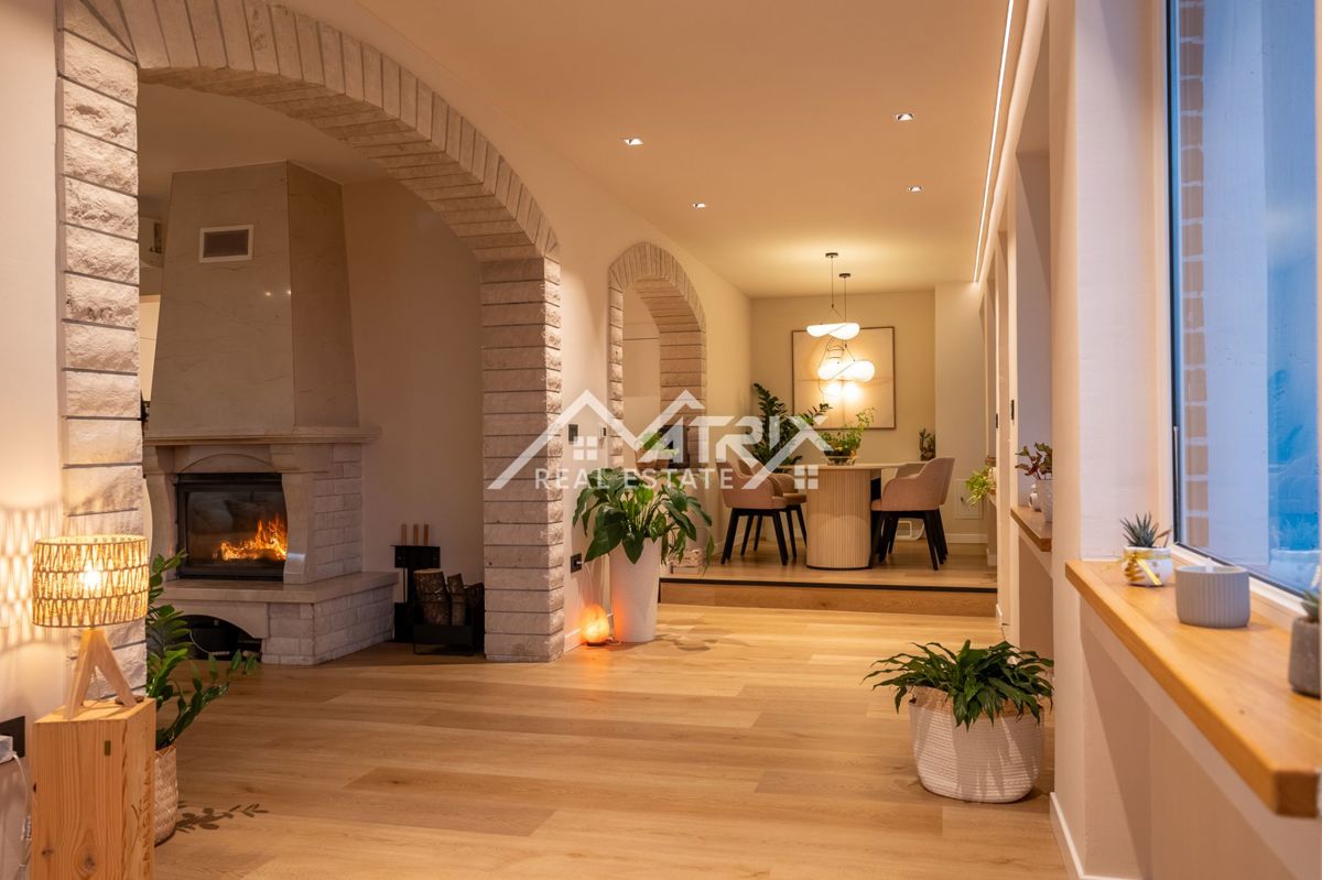 Poreč okolica, hiša s prenovljenim pritličjem in veliko parcelo