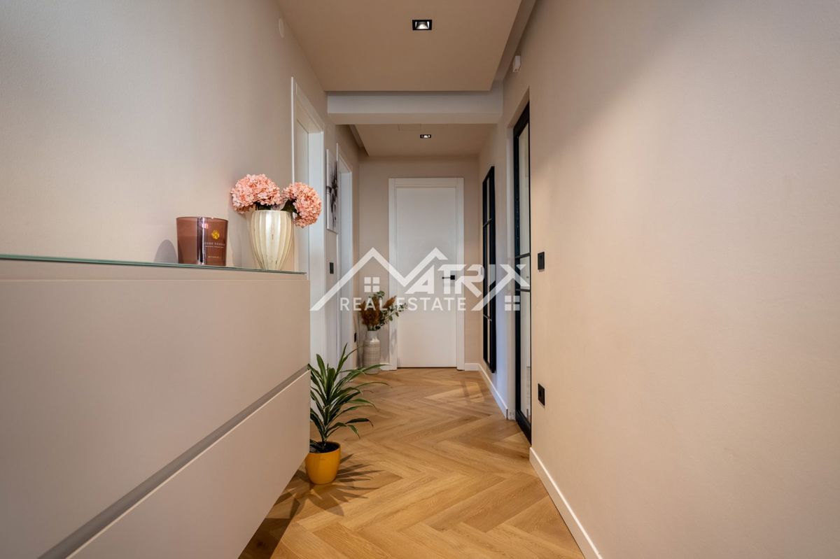 Poreč okolica, hiša s prenovljenim pritličjem in veliko parcelo