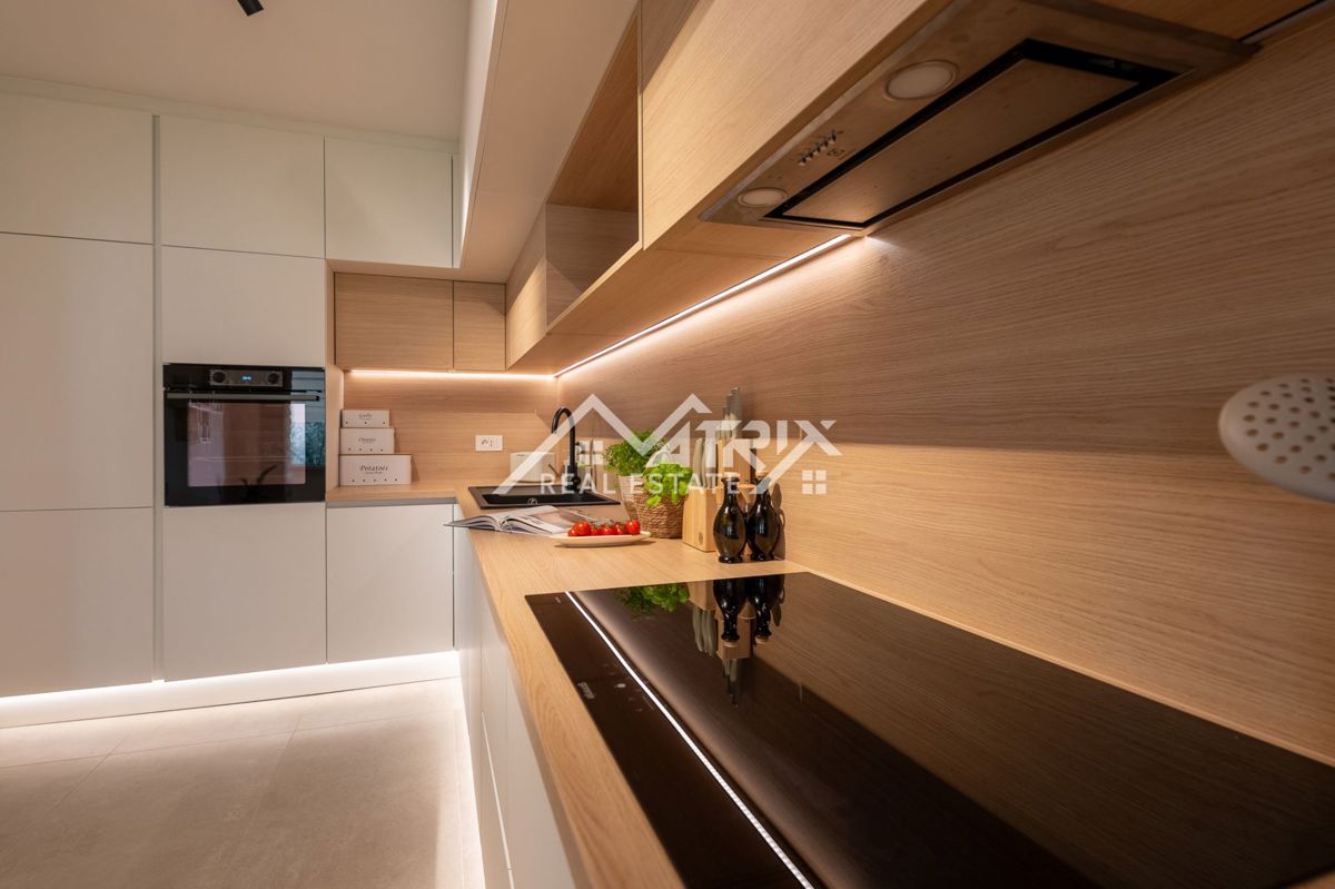 Poreč okolica, hiša s prenovljenim pritličjem in veliko parcelo