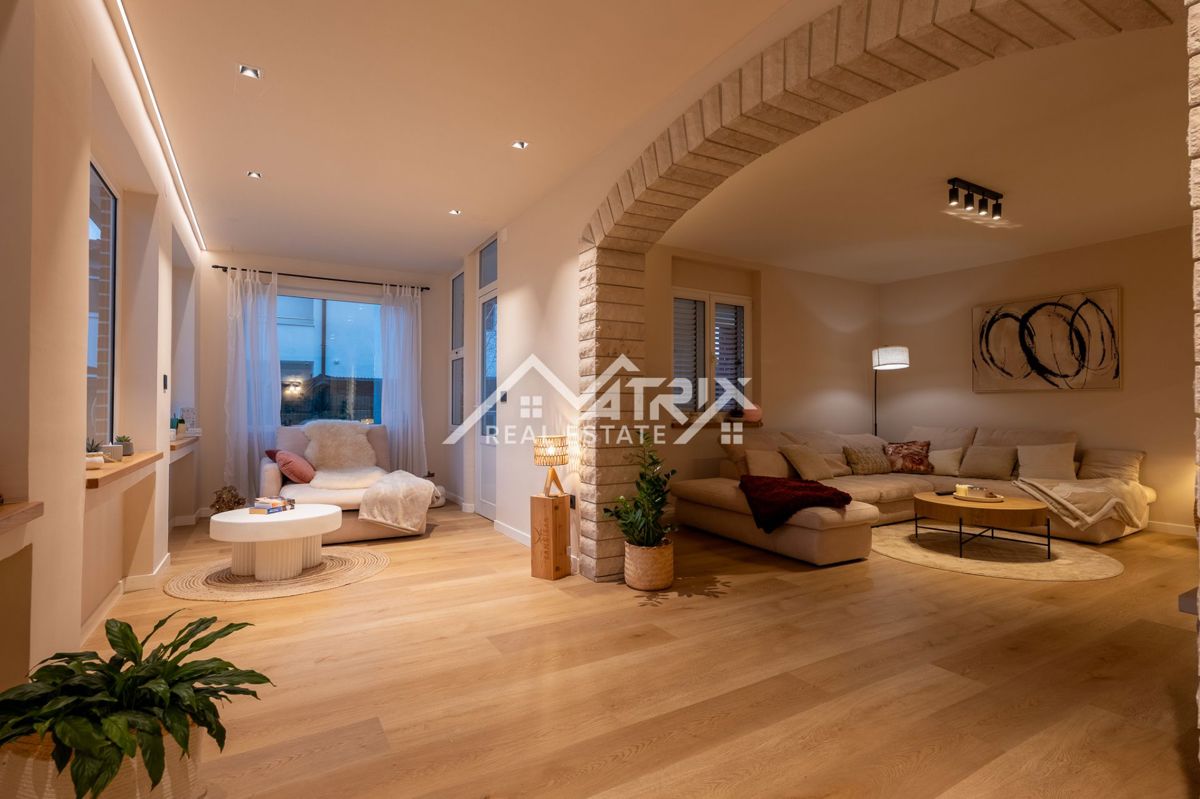 Poreč okolica, hiša s prenovljenim pritličjem in veliko parcelo