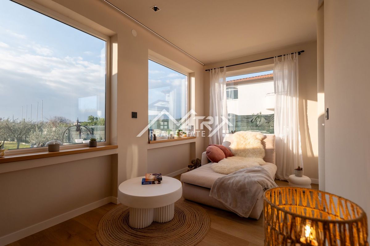 Poreč okolica, hiša s prenovljenim pritličjem in veliko parcelo