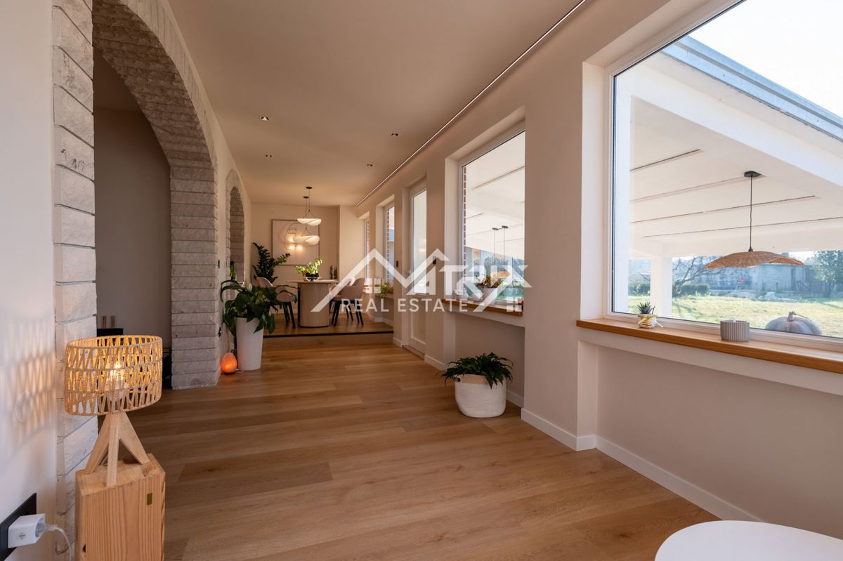 Poreč okolica, hiša s prenovljenim pritličjem in veliko parcelo