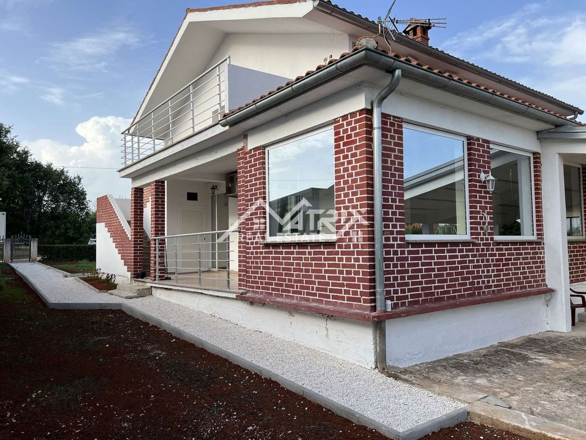 Poreč okolica, hiša s prenovljenim pritličjem in veliko parcelo