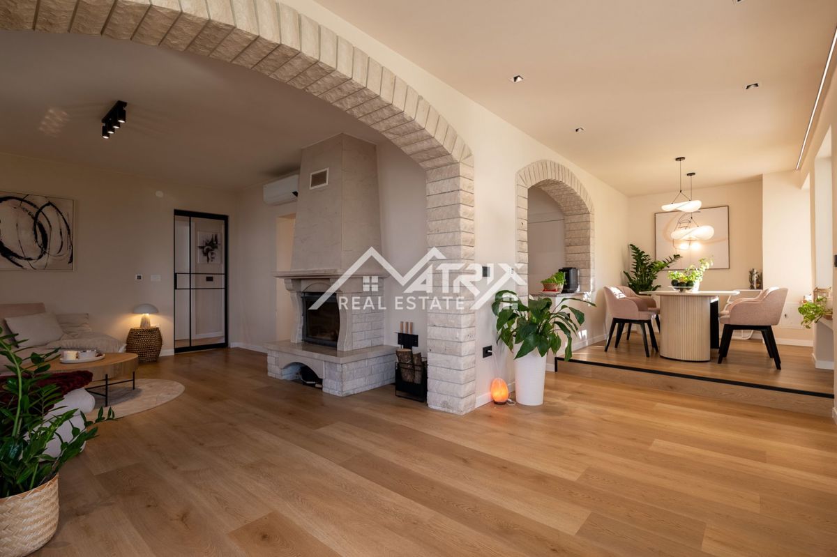 Poreč okolica, hiša s prenovljenim pritličjem in veliko parcelo