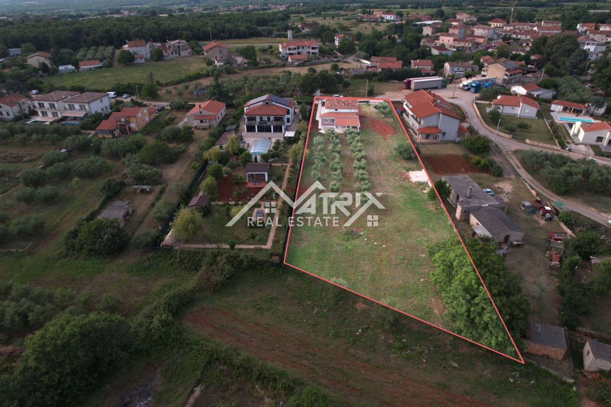 Poreč okolica, hiša s prenovljenim pritličjem in veliko parcelo